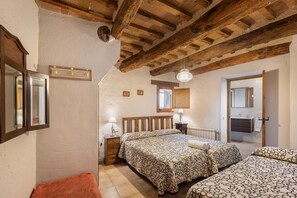 3 slaapkamers, een strijkplank/strijkijzer, gratis wifi, beddengoed
