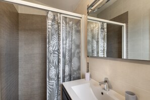 Shower, hair dryer, towels - Country House 'Cal Torrentí' with Mountain View, Private Pool and Wi-Fi (Casserres)