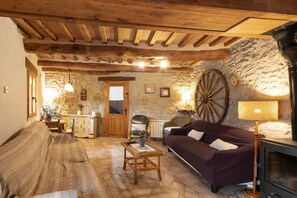 Una televisión, una chimenea, un reproductor de DVD