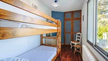 4 bedrooms, iron/ironing board