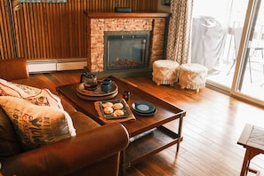 Smart TV, fireplace, books - Spring Retreat; HotTub; 1-Min to Shuttle (Breckenridge)