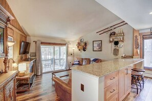 Smart-tv, eldstad och böcker