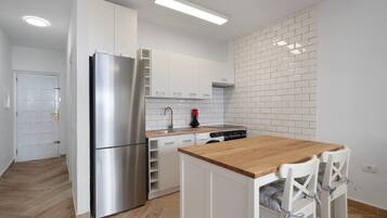 Frigorífico, microondas, horno y placa de cocina