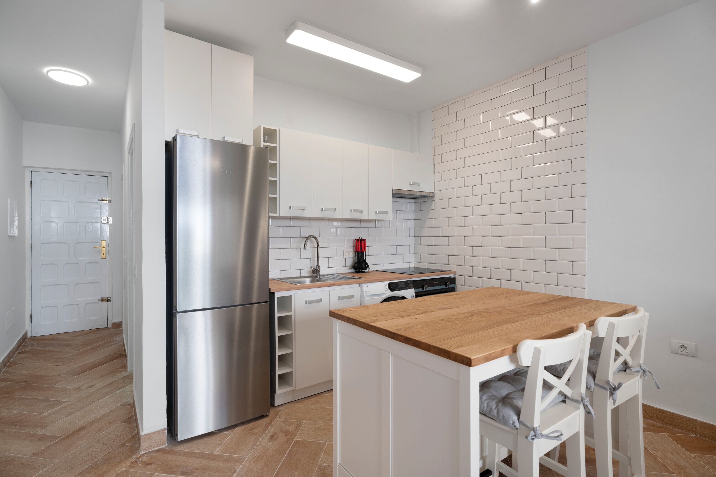 Frigorífico, microondas, horno y placa de cocina