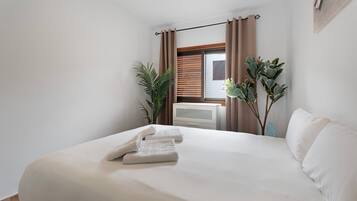 1 habitación, tabla de planchar con plancha, wifi gratis y ropa de cama