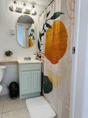 Haartrockner, Handtücher, Seife, Toilettenpapier