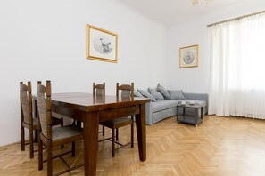 Dining - Powiśle 2-Bedroom Apartment (Warszawa)
