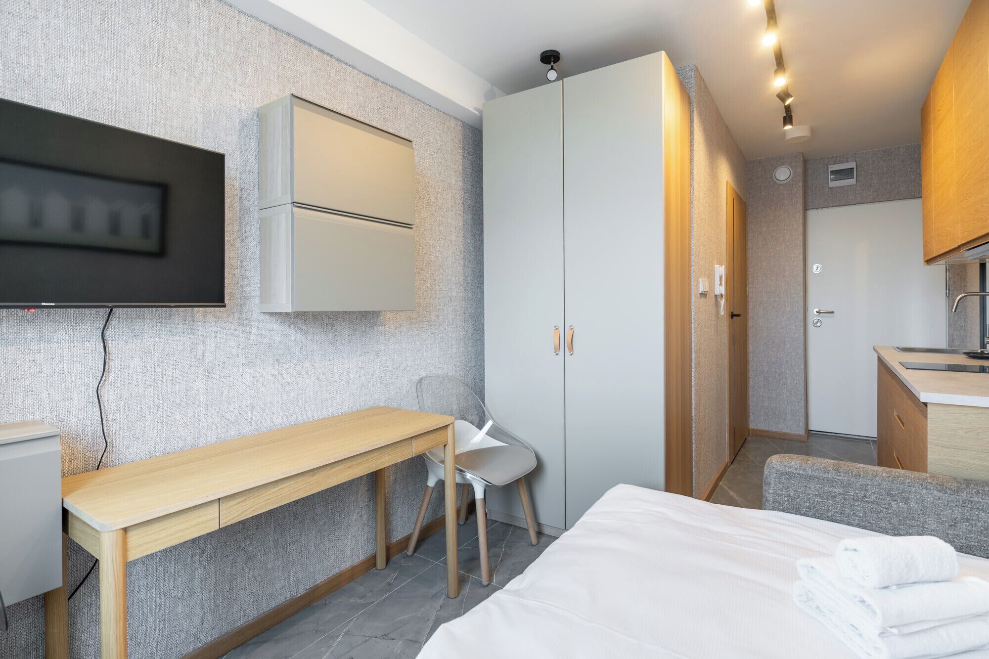 Iron/ironing board, bed sheets