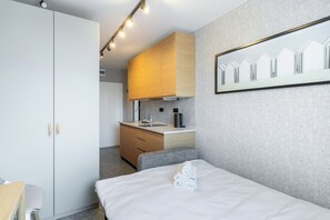 Iron/ironing board, bed sheets
