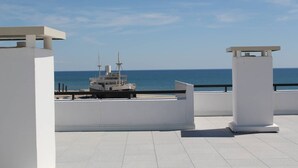 A yacht docked at a marina with a clear view of the sea. - Superb apartment completely renovated 4EST211 (LE BARCARES)