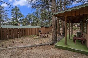 Outdoor dining - Machin's Cottage #7 - Cottage Vibes (Estes Park)