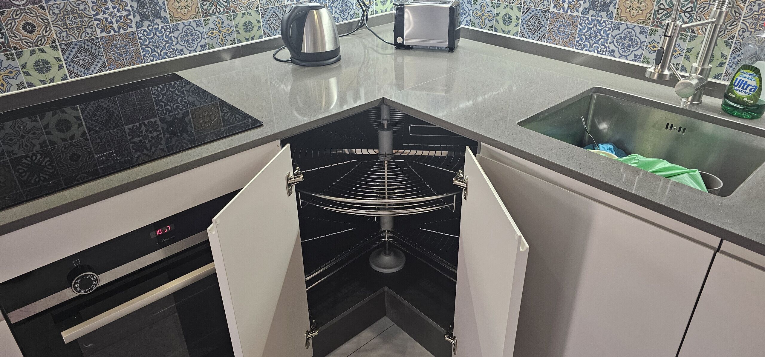 Refrigerador, microondas, horno y cafetera y tetera 