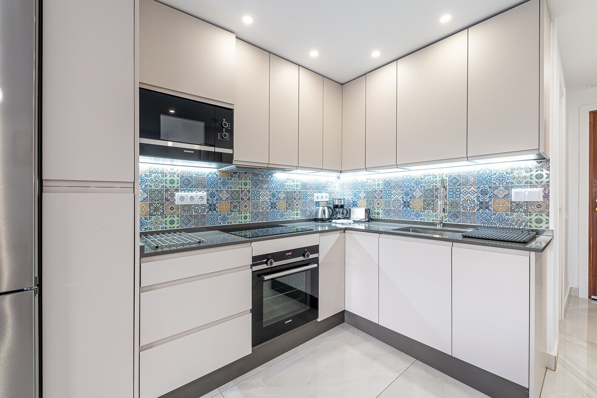 Kühlschrank, Mikrowelle, Ofen, Wasserkocher mit Kaffee-/Teezubehör