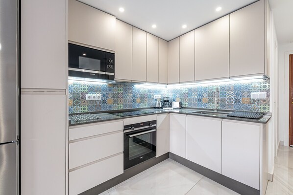 Fridge, microwave, oven, coffee/tea maker