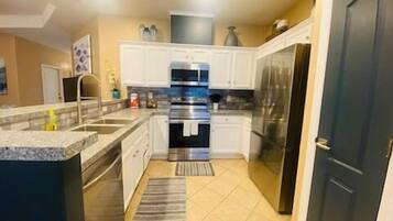 Een koelkast, een microgolfoven, een oven, een kookplaat