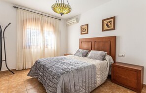 6 bedrooms, free WiFi, bed sheets - Awesome home in Cartagena with WiFi (Cartagena)