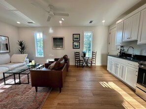 Smart TV - Modern Carriage House in East Hill (Pensacola)