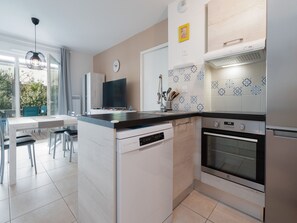 Fridge, oven, dishwasher, coffee/tea maker