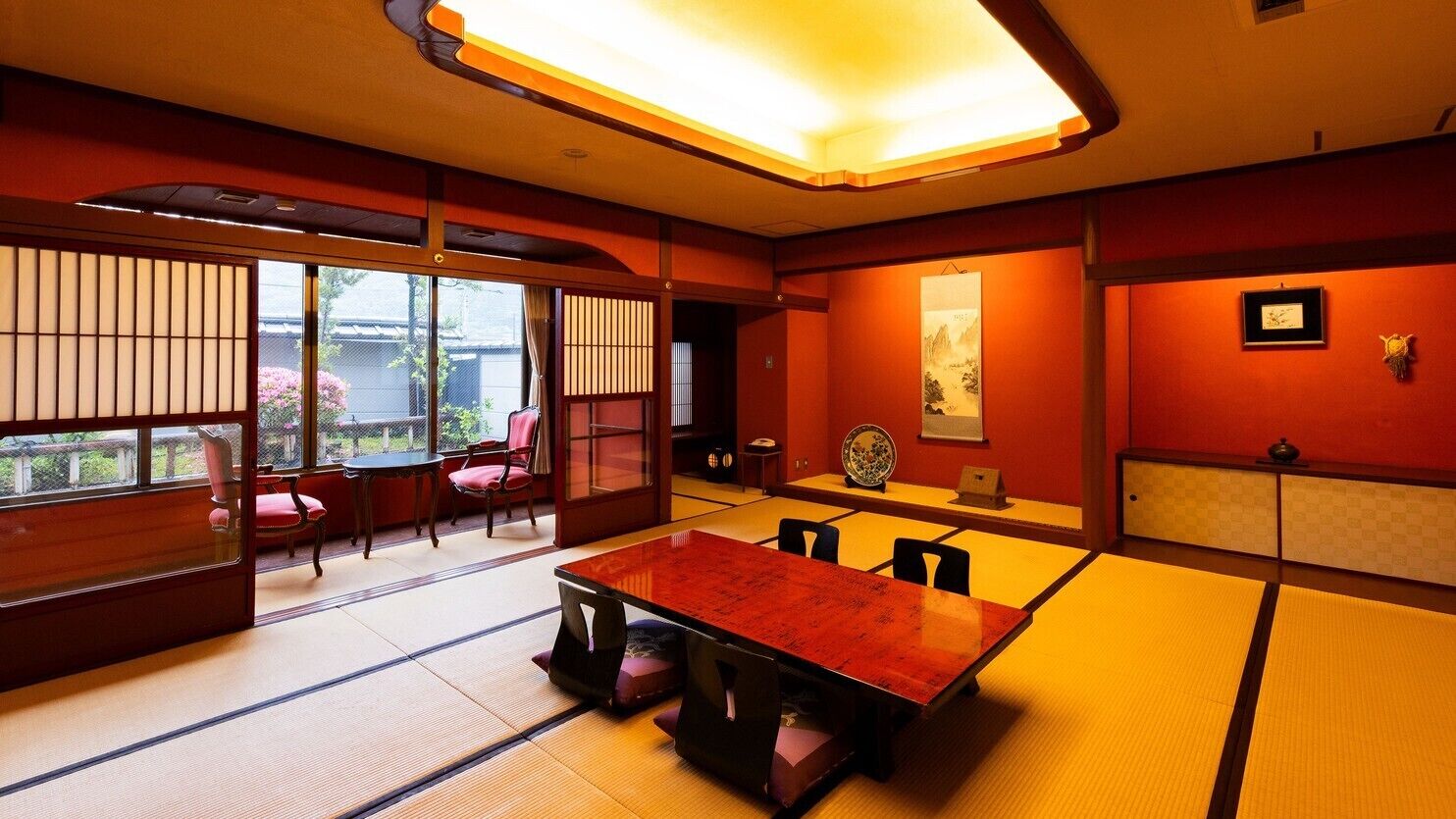 Une pièce de style japonais traditionnel, avec un sol recouvert de tatamis, une table basse et des paravents en papier de riz (shoji).