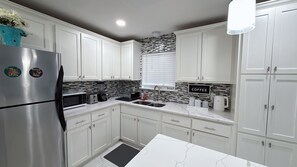 Fridge, microwave, oven, stovetop - TEXANO INN Charming 3-bedroom house with WiFi and AC in welcoming Fort Worth (Fort Worth)