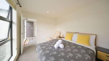 Cribs/infant beds