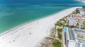 Ein Hotel an der Küste mit Strand, Meerblick und mehreren Schwimmbecken.