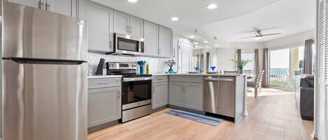 冷蔵庫、電子レンジ、コンロ、食器洗い機