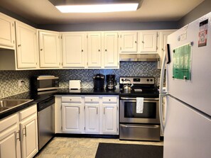 冷蔵庫、電子レンジ、オーブン、コンロ