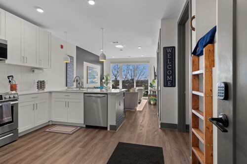 Rooftop Views, Downtown, Gym, Best Restaurants, In Nashville Close to Cordelle