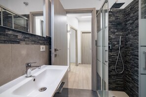 Douche, sèche-cheveux, bidet, serviettes fournies