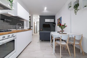 Frigorífico, horno, placa de cocina y lavavajillas