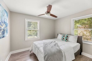 3 habitaciones, escritorio, tabla de planchar con plancha y wifi 