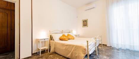 1 habitación, tabla de planchar con plancha, wifi y ropa de cama