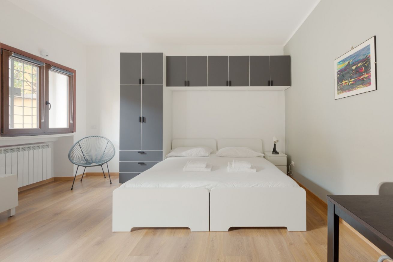 1 quarto, ferros/tábuas de passar roupa, roupa de cama