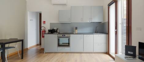 Microondas, horno, parrilla de estufa y lavavajillas