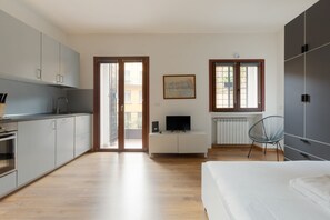 1 dormitori, planxa i posts de planxar i roba de llit