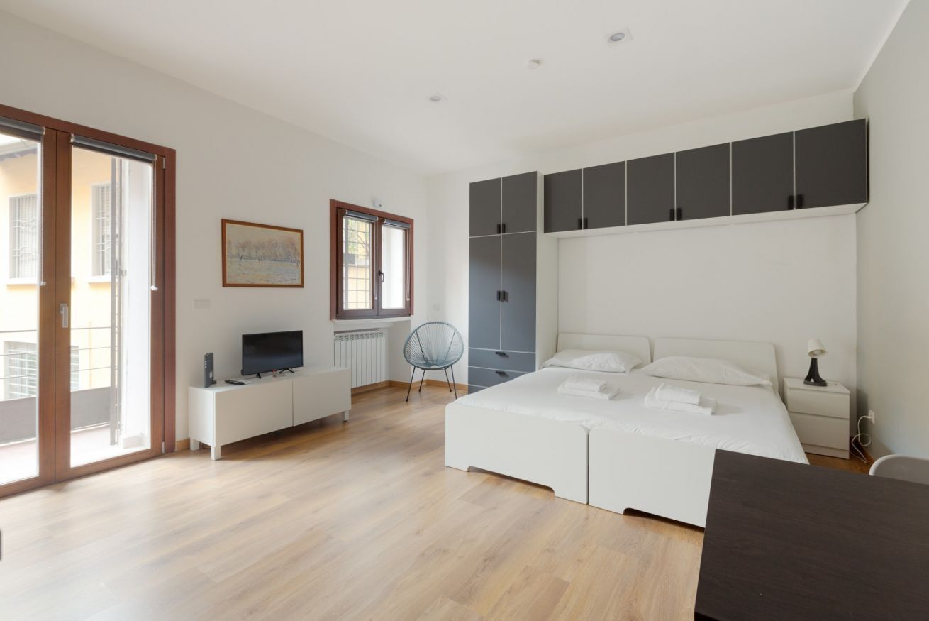 1 habitación, tabla de planchar con plancha y ropa de cama 