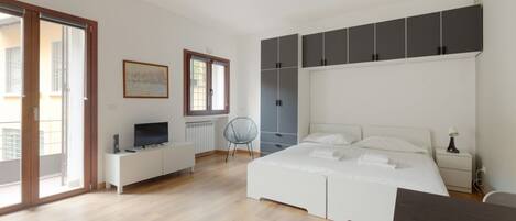 1 habitación, tabla de planchar con plancha y ropa de cama