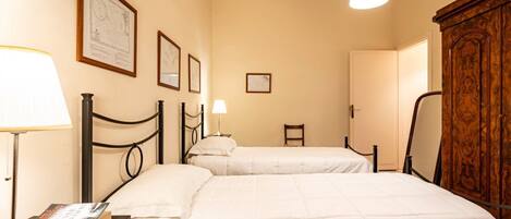 2 bedrooms, desk, iron/ironing board, WiFi