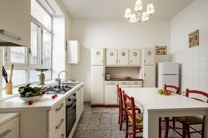 Réfrigérateur, un four, surface de cuisson, cafetiÚre-théiÚre