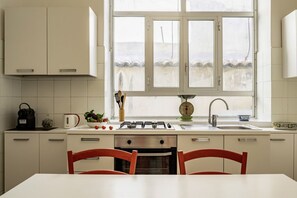 Fridge, oven, stovetop, coffee/tea maker