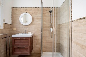 Shower, hair dryer, bidet, towels