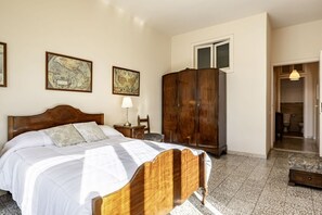 2 bedrooms, desk, iron/ironing board, WiFi