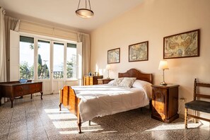 2 habitaciones, escritorio, tabla de planchar con plancha y wifi 