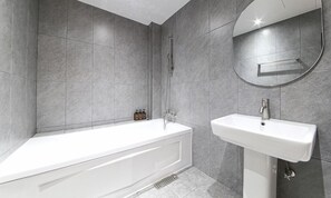 Quarto família | Banheiro | Produtos de toalete grátis, secador de cabelo, chinelos, bidê