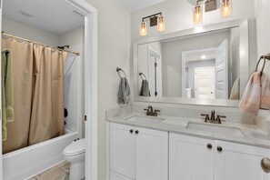 SĂšche-cheveux, serviettes fournies, savon, papier toilette