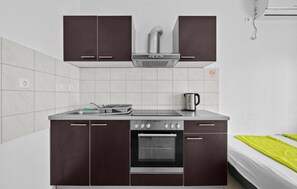 Réfrigérateur, four, plaque de cuisson, cafetière/bouilloire