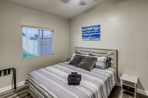 6 Schlafzimmer, Schreibtisch, Bügeleisen/Bügelbrett, Reisekinderbett