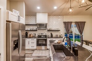 Refrigerador, microondas, horno y parrilla de estufa 