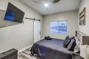 7 bedrooms, desk, iron/ironing board, travel cot